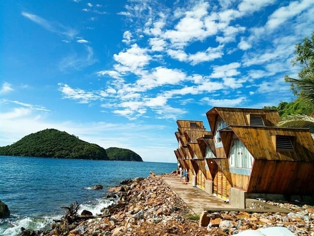 ĐIÊN ĐẢO “Homestay TỔ ONG-LỀU VỊT” view biển đẹp nhức nách ở Nam Du!